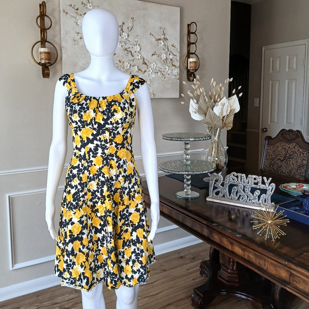 London Times Black And Yellow Pleated Floral Print Dress. Size 4
